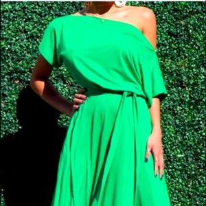 Off the shoulder dress with elast waist,pockets and side split.90% poly10% Span.